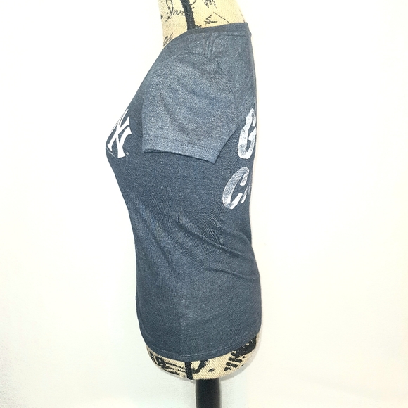 MLB Women's New York Yankees V-neck Gray Top XS. - Picture 4 of 5